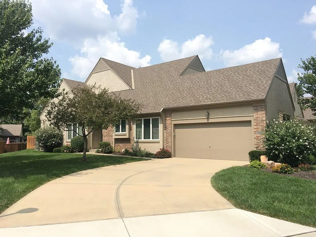 3 bed, 2.5 bath, 2222 sqft, $2,195 — Photo 1