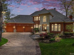 7431 Lake Forest Dr, Clarkston, MI 48346