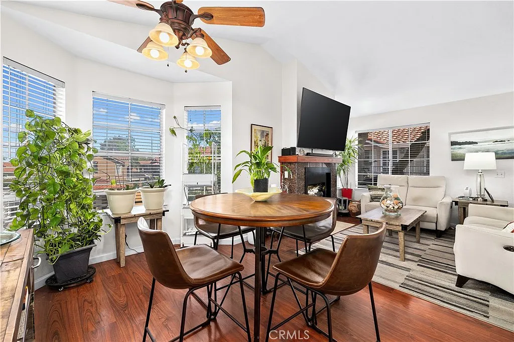 2 bed, 900 sqft, $3,200 — Photo 4