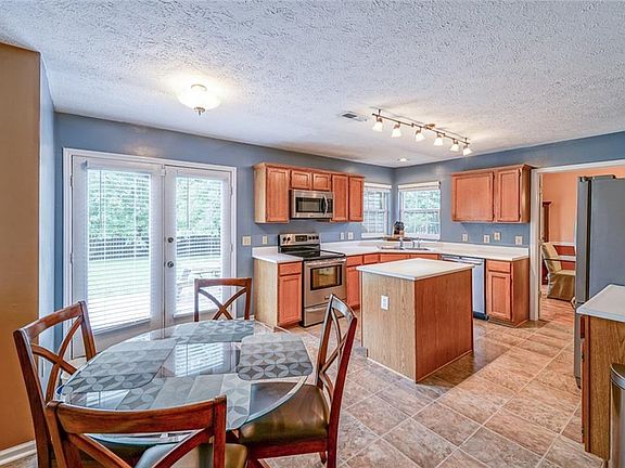 4th image of 717 S Tanninger Dr