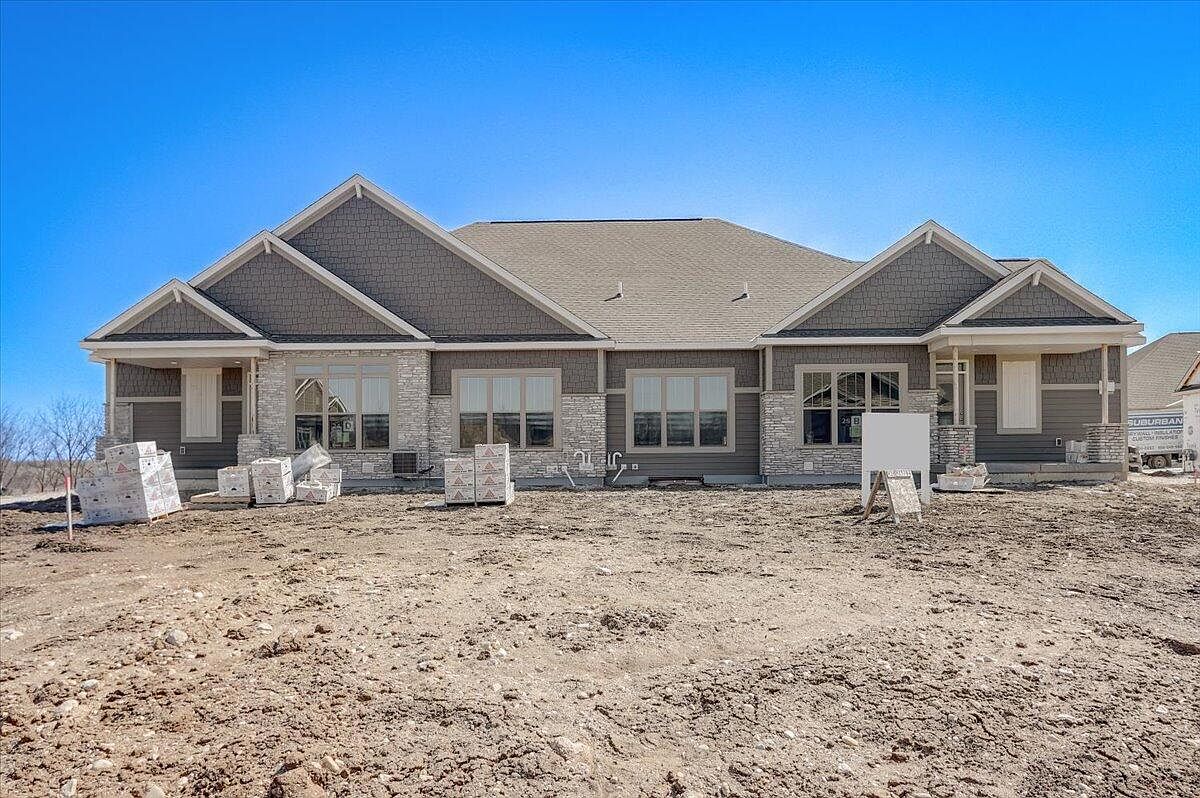N28W25184 Parkway Ridge CIRCLE B Bldg 7/Unit 25, Pewaukee, WI 53072