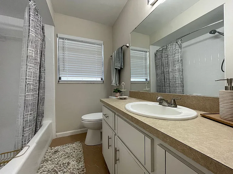 117 E Myrtle St — Photo 12