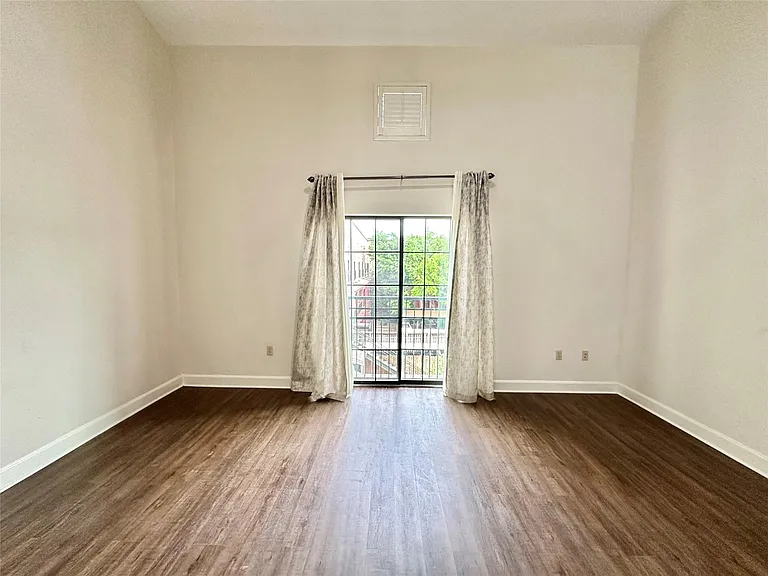 1602 Elgin St #13 — Photo 16