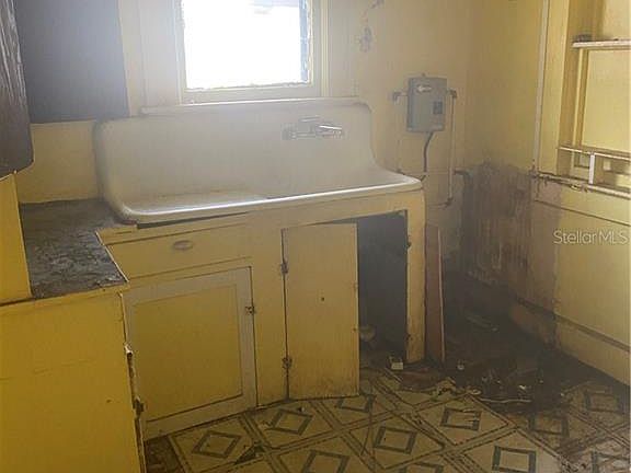 5th image of 915 James Ave S