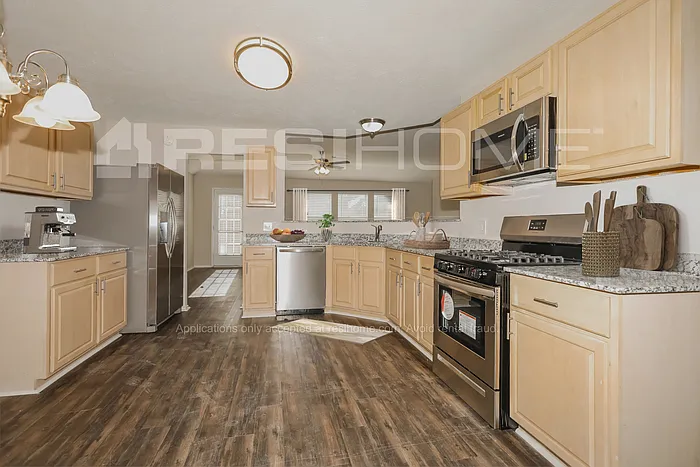 910 Willow West Dr — Photo 2