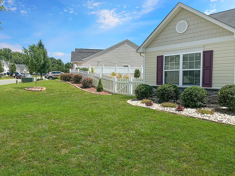 1019 Gold Cir — Photo 2