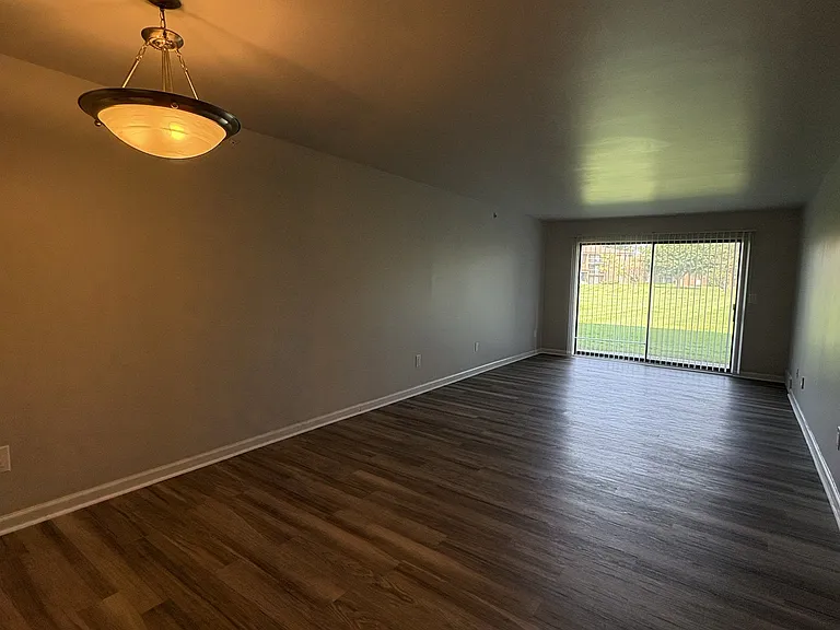 Lakeside Village Apartments — Photo 107