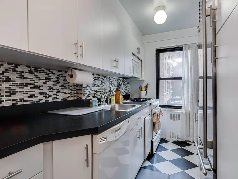 140 E 56th St #6C — Photo 9