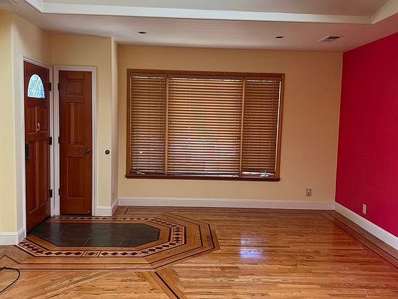 4th image of 261 College Ave