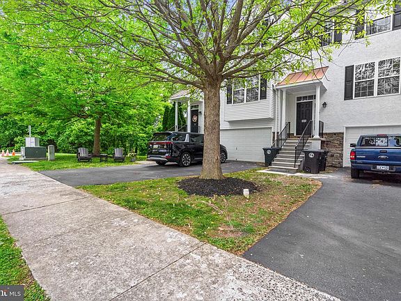 5th image of 303 W 1st Ave