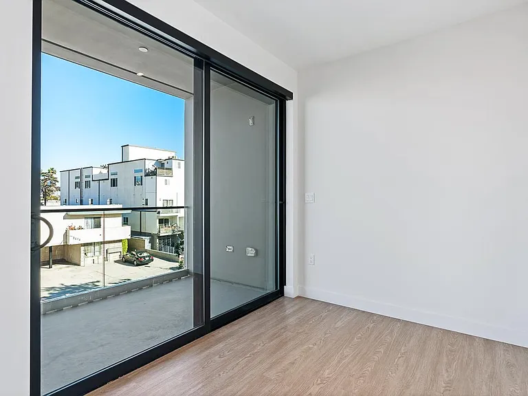 Venue Residences — Photo 71