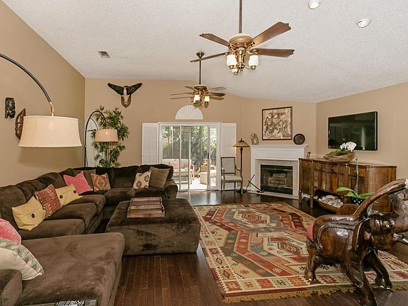 4th image of 221 Charlemagne Cir