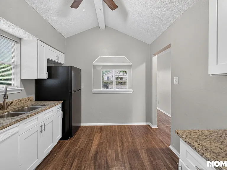 2206 Colima St — Photo 7