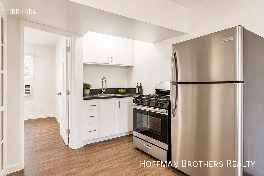 2nd Month Free! 1br With Granite Kitchen, Hardwood Floors, A/C , Parking & On-Site Laundry! — Photo 2