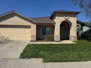 5646 W Carmen Ave, Fresno, CA 93722