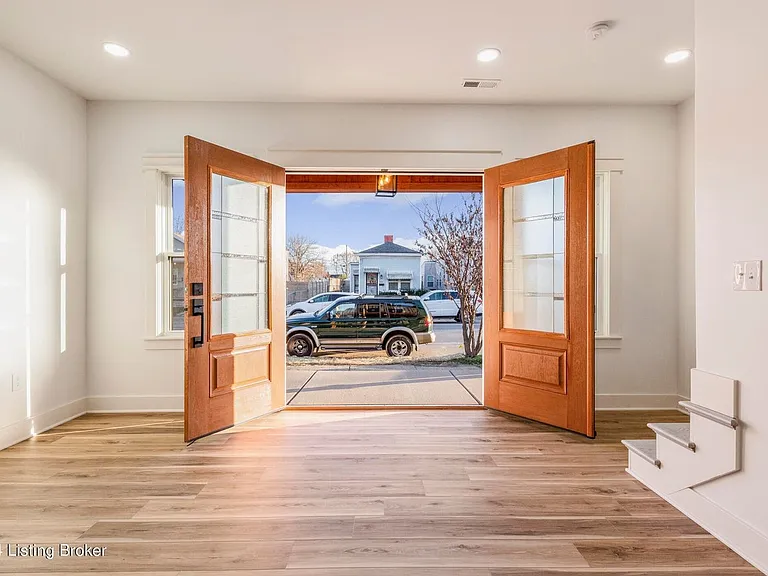 923 E Oak St — Photo 32