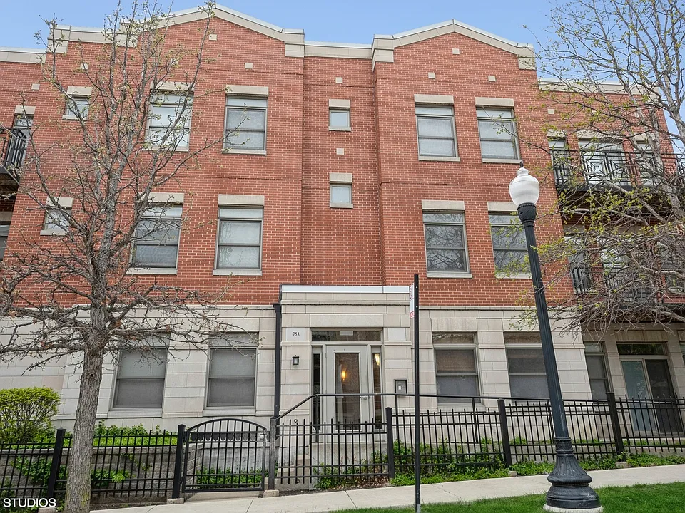 758 W 15th St #2A