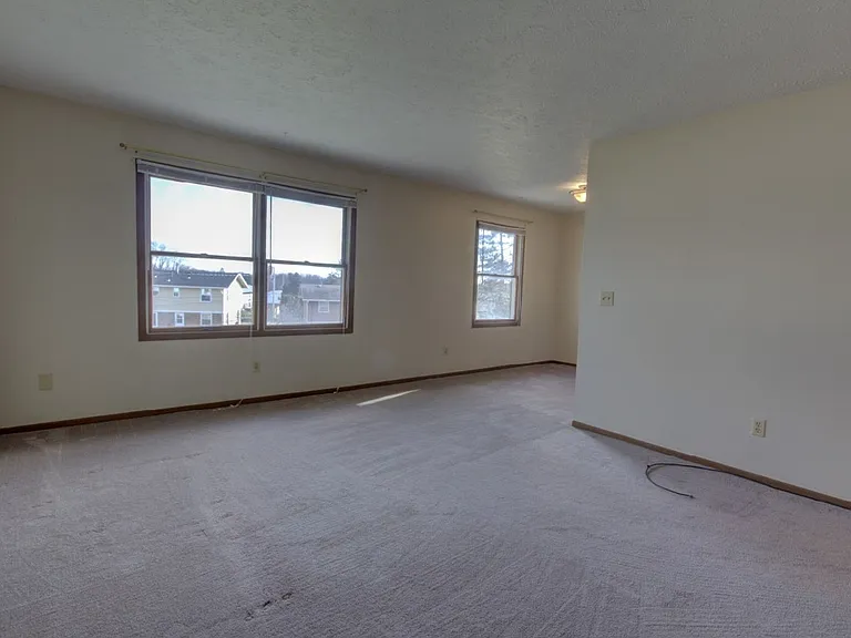 715 Hillside Dr — Photo 6