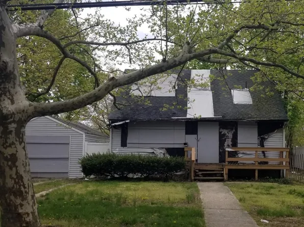 16 E Beech St, Central Islip, NY 11722