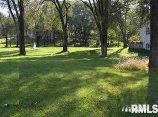 1417 N Parkway Dr, Pekin, IL 61554