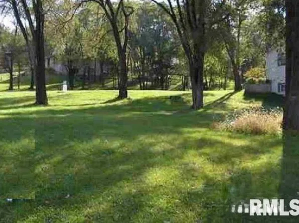 1417 N Parkway Dr, Pekin, IL 61554