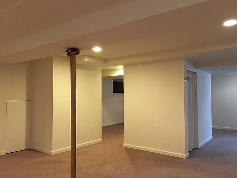 7999 Bradford Ct — Photo 10