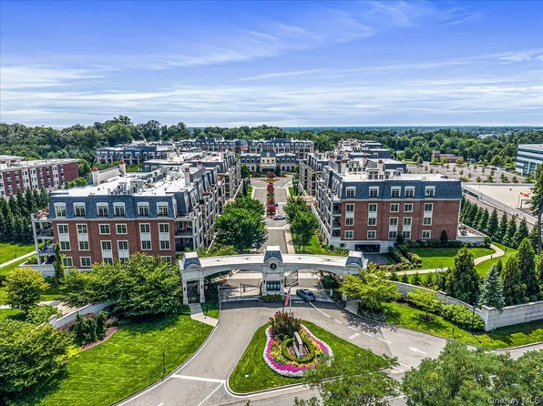 6000 Royal Court #6006, North Hills, NY 11040