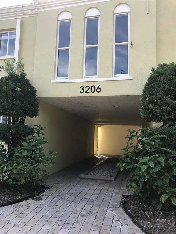 2 bed, 1.0 bath, 819 sqft, $1,600 — Photo 2