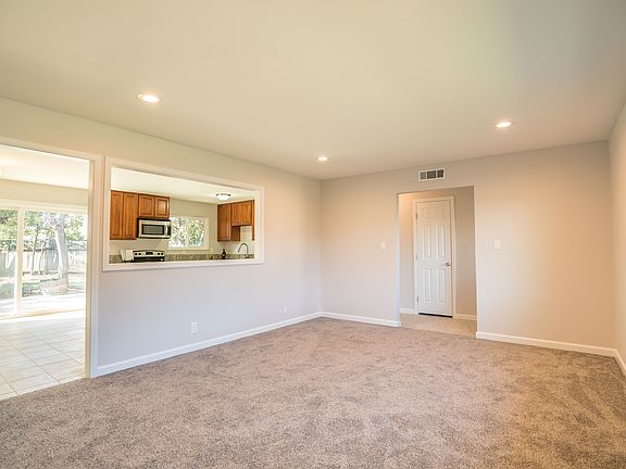 5th image of 1611 Oak Tree Dr