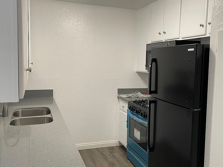 931 Tularosa Dr #5 — Photo 3