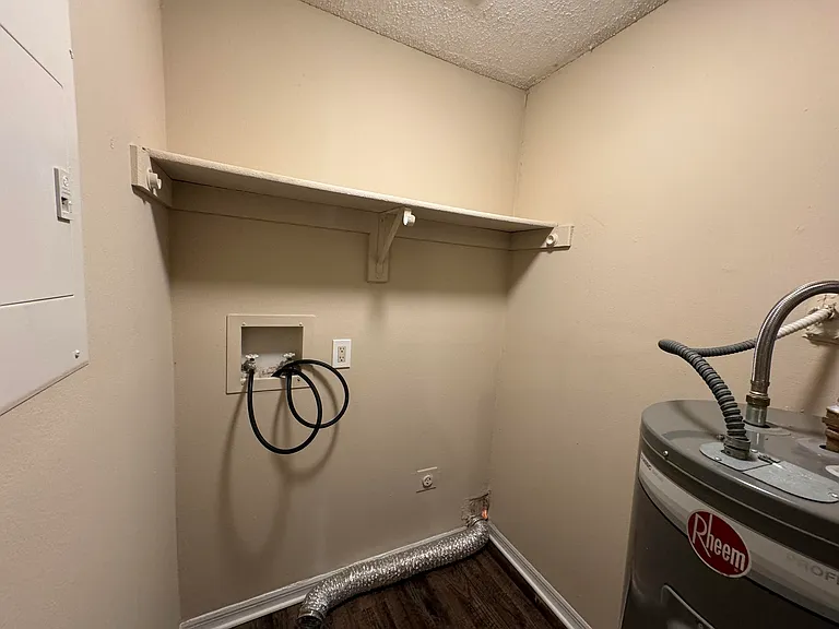 1058 Mollie Ln — Photo 10