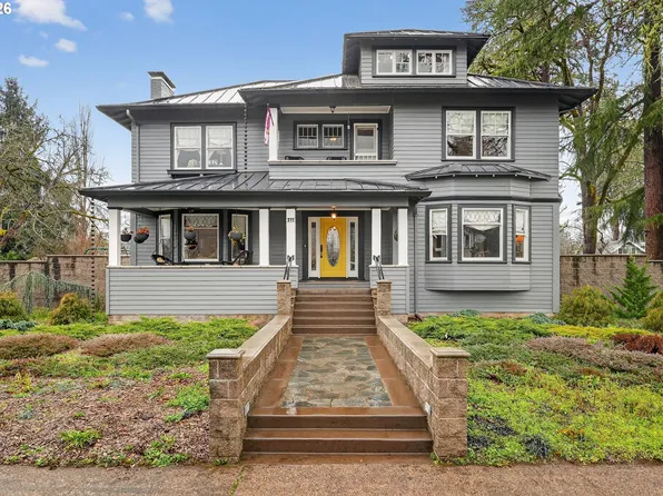 211 S 3rd St, Cottage Grove, OR 97424