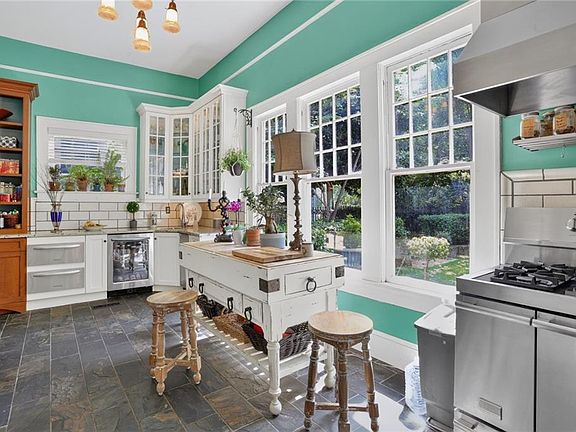 5th image of 909 Myrtle St NE