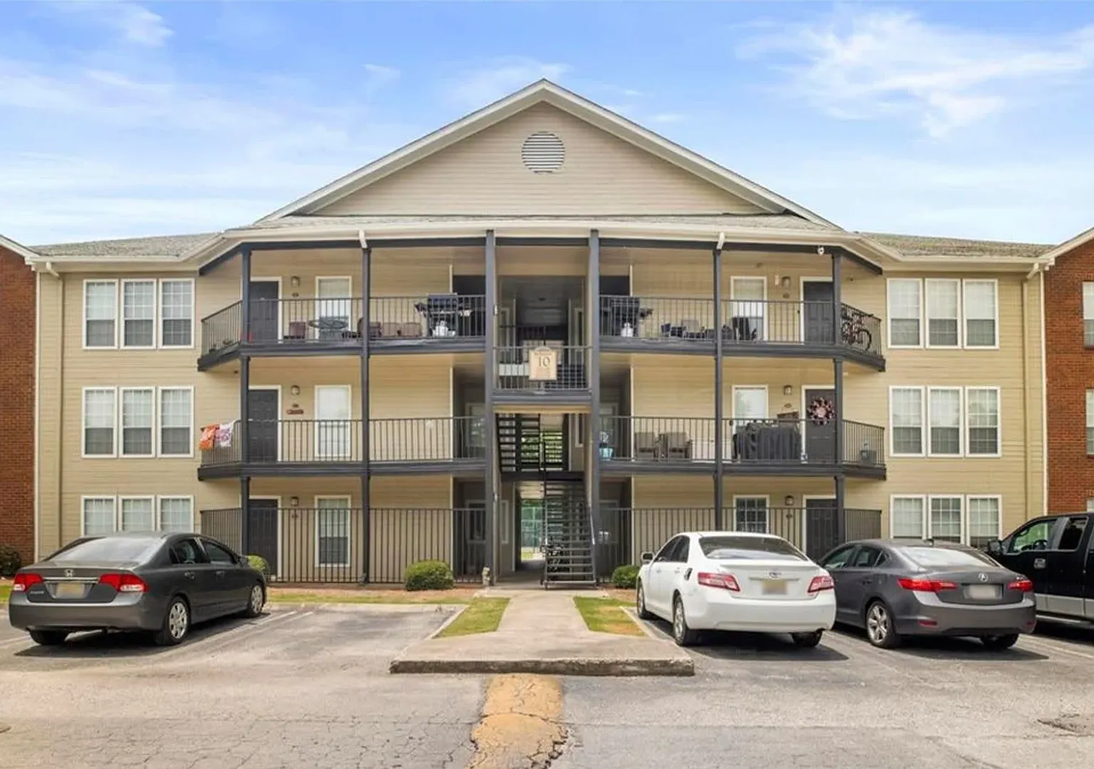 Spacious 4BR/2BA at Auburn Crossing | Tiger Transit & Community Amenities — Photo 1