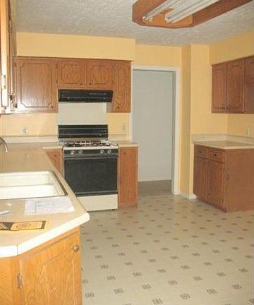 5th image of 620 Arnold Ave