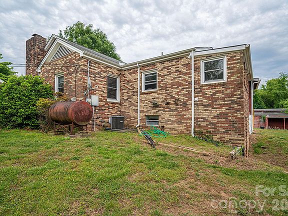 4th image of 943 Stony Point Rd