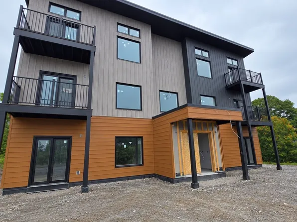 18 Edward St, Quinte West, ON K8V 2C2