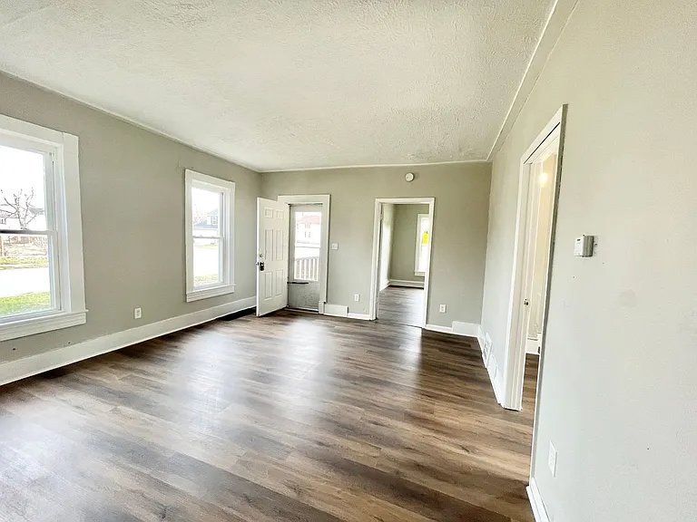 410 W 14th St — Photo 8