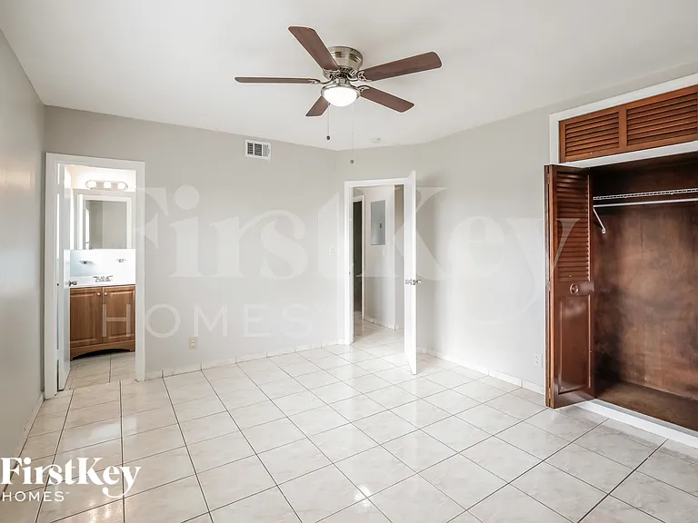 621 SW 69th Ter — Photo 9