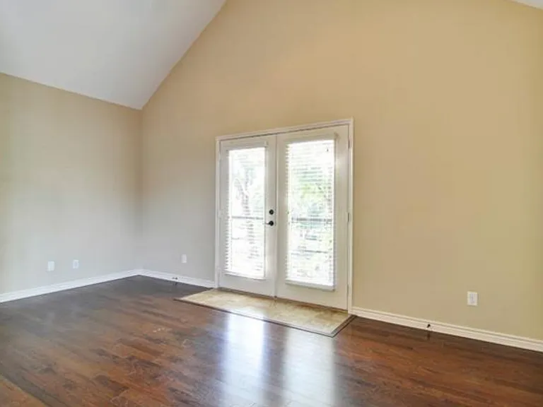College Ave Apartments — Photo 16