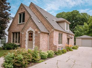 1218 N 86th St, Wauwatosa, WI 53129