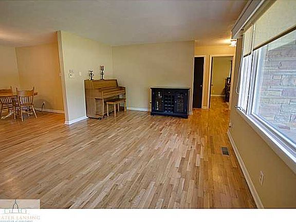 3rd image of 1309 E Daisy Ln