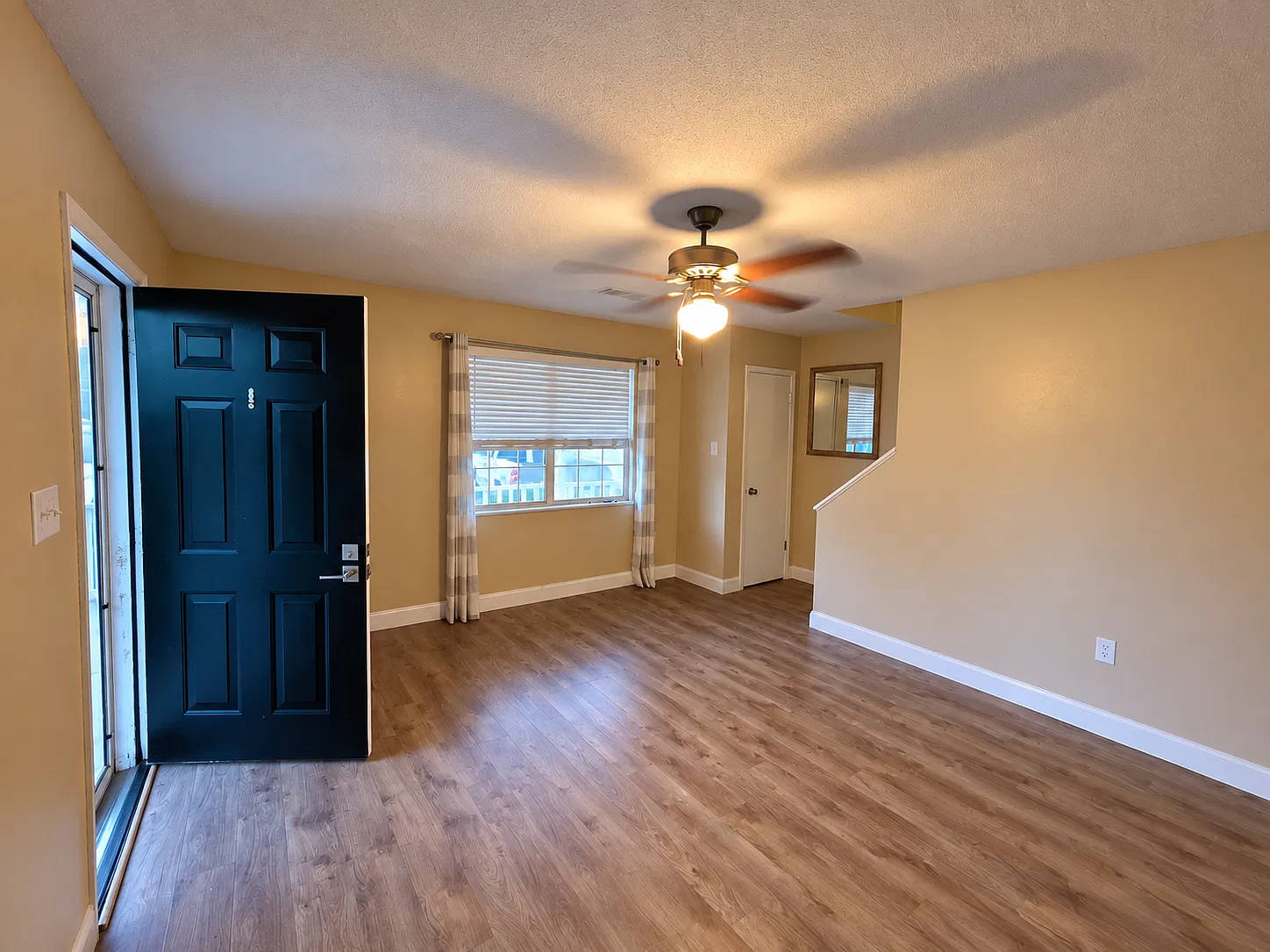 2 bed, 1.5 bath, 1020 sqft, $1,295 — Photo 2