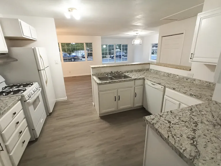 509 Rose Dr — Photo 2