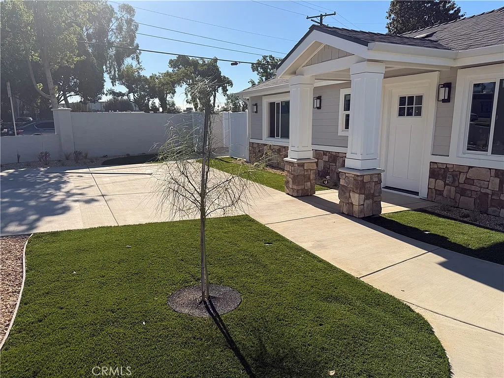 3 bed, 1050 sqft, $3,395 — Photo 2