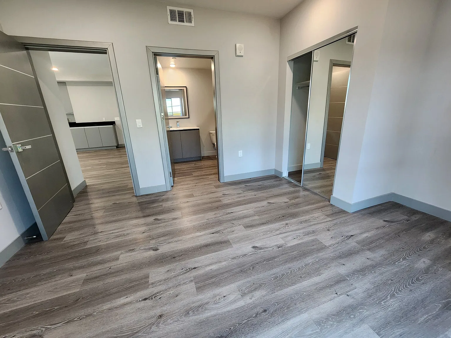 3 Beds, 2 Baths Van Nuys Apartment — Photo 3