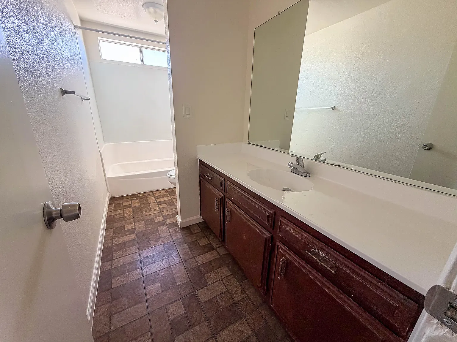 2 bed, 870 sqft, $1,800 — Photo 3