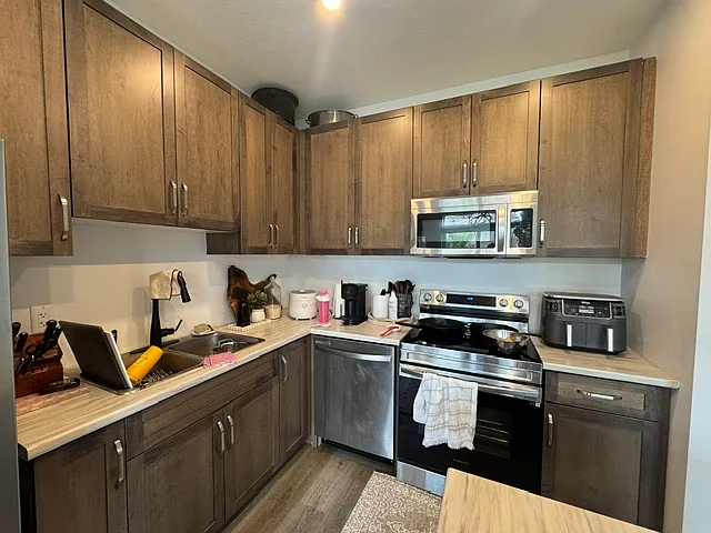 861 Edinburgh Dr — Photo 5