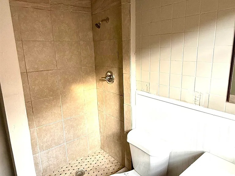 1111 Ireland St — Photo 5