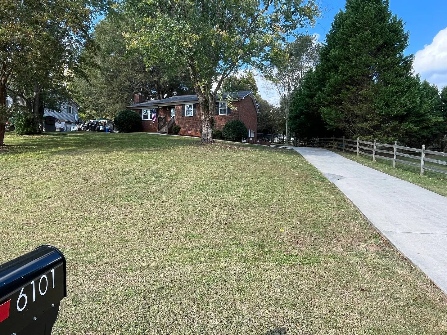 Spacious 3-Bedroom, 2-Bathroom Brick Home — Photo 3